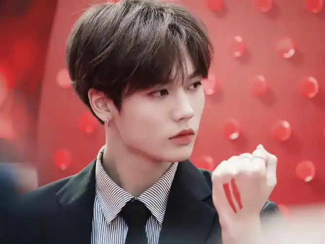 181cm林彦俊西装造型上线搭配条纹衬衫帅出新高度