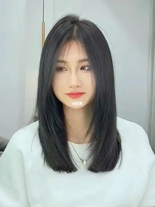 谁剪谁美的中长发发型,不挑季节肤色,剪完让人瞬间提升气质～而且日常