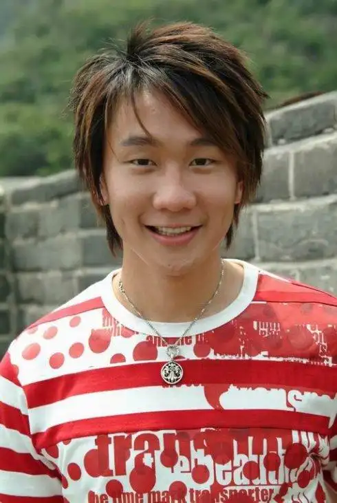 李荣浩晒童年青涩照网友从小就是小眼睛图