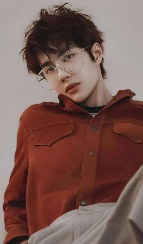 干净阳光男孩王一博休闲写真