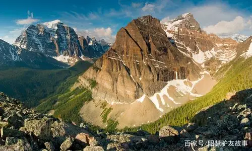这张照片里的大山山体挺拔,山势高耸,真是太美了!