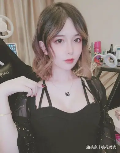 女装大佬轩墨宝宝承认隆胸穿上皮卡丘上衣不愧是最萌伪娘