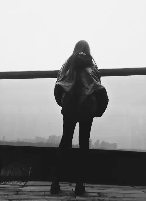 天台背影黑白#我也觉得不错##拍照姿势##p图#手机摄影超话