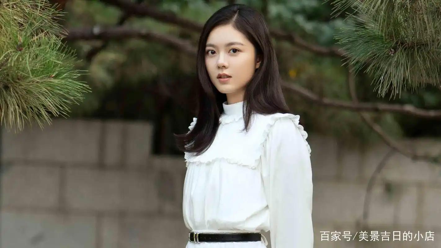 赵今麦,身穿白色连衣长裙搭配直发披肩,气质温婉眼神清澈!
