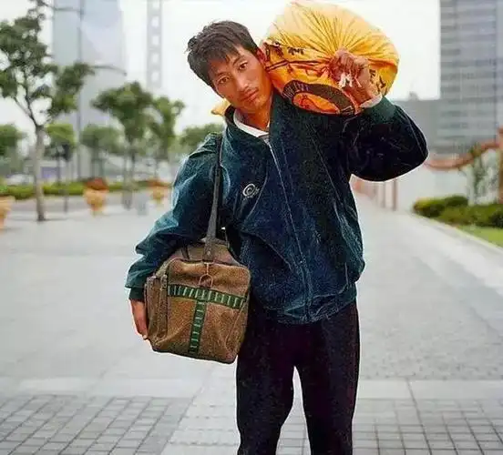 90年代珍贵的老照片:当时"小虎队"风靡全亚洲,年青姑娘穿着也时尚