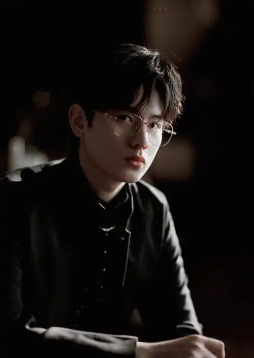 正经起来的胡先煦,颇有世家少爷的风范,眼神笃定,青春更有活力_高清