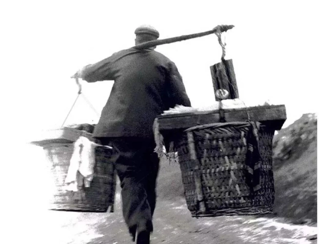 每年冬春农闲的时候,周边一带的农民手摇着拨浪鼓,肩挑两个担子,走街