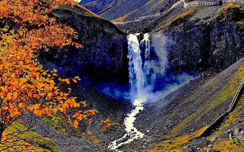 吉林·长白山瀑布 2019·9   宏伟壮观,奔流不息,水流飞溅的长白山