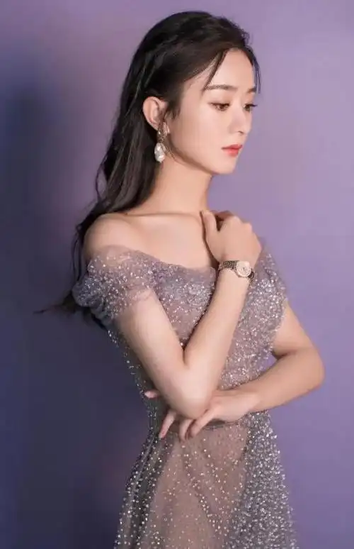 35岁赵丽颖穿吊带车内自拍!真空上阵无拘束,五官精致表情惹眼