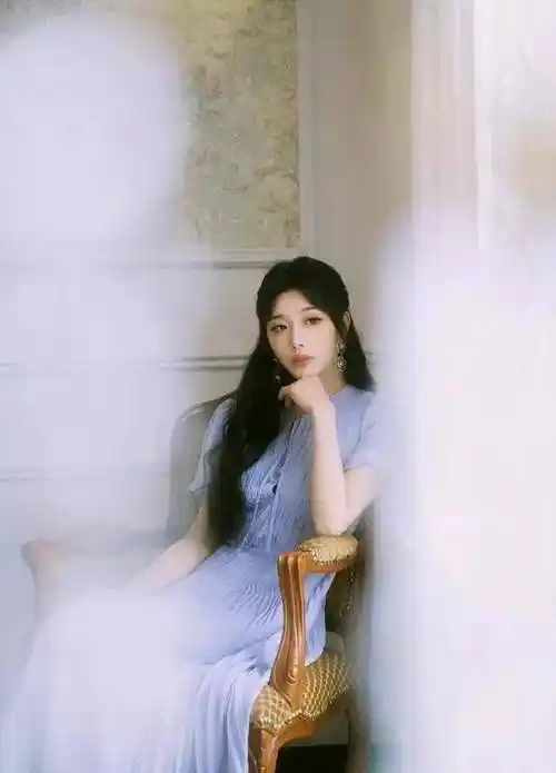 孔雪儿现身活动惊艳众人,淡紫色连衣裙穿搭引领时尚新潮流_裙子_珠宝