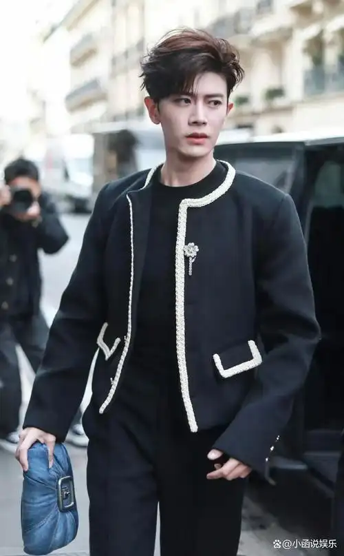 任嘉伦亮相巴黎街头,帅气十足引爆全网