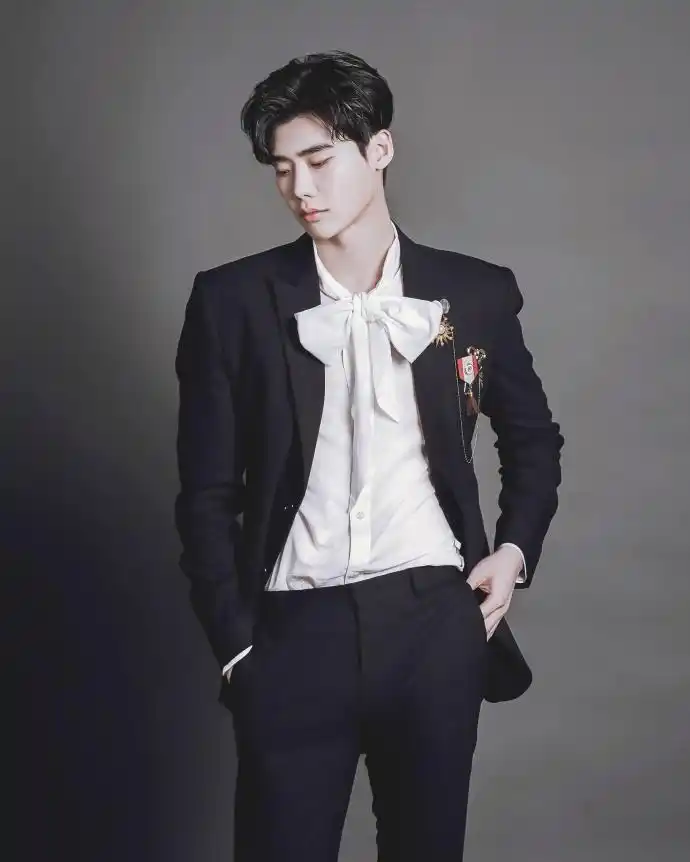 距离新鲜欧巴出现只剩两天…正装硕&休闲硕你更期待?