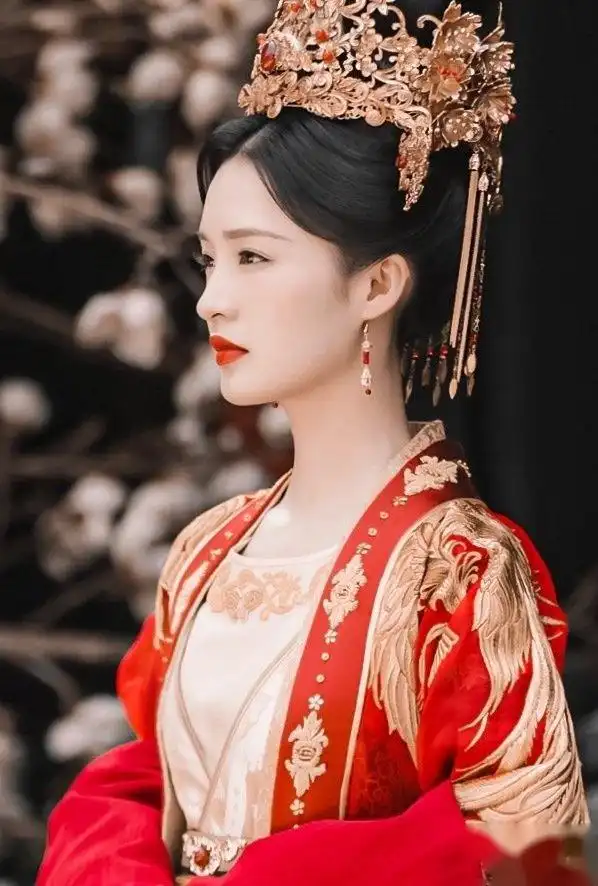 李沁一袭红妆嫁衣美到让人窒息.