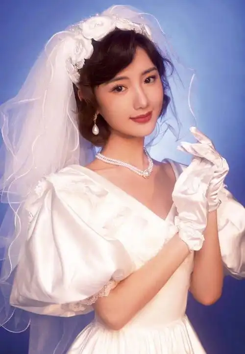 毛晓彤穿婚纱好美