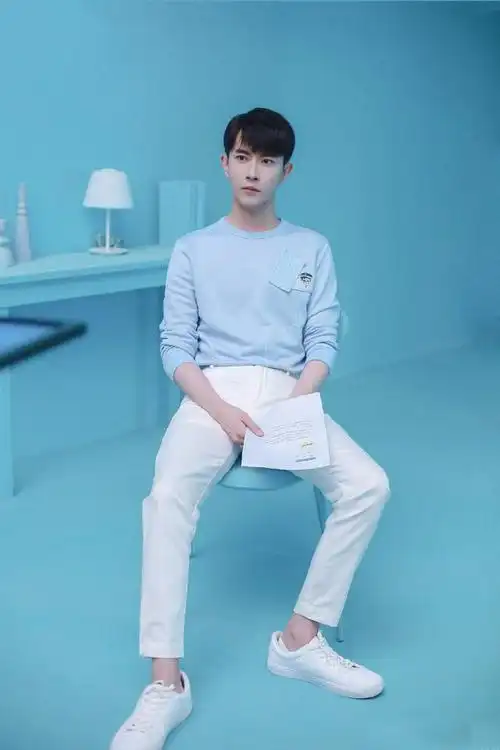 剧中他是杨幂的四哥,今穿渐变红刺绣轻纱汉服,容颜太精致了