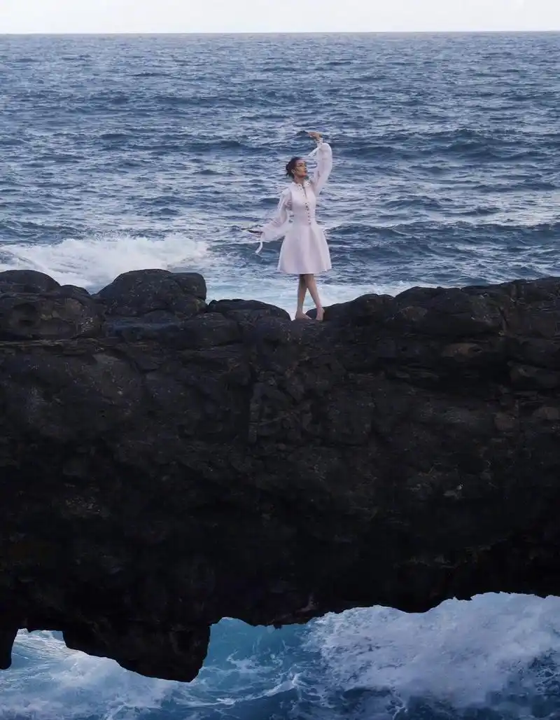 李沁 身着白色露背长裙演绎时装大片,专程飞往毛里求斯拍摄,白裙,白马