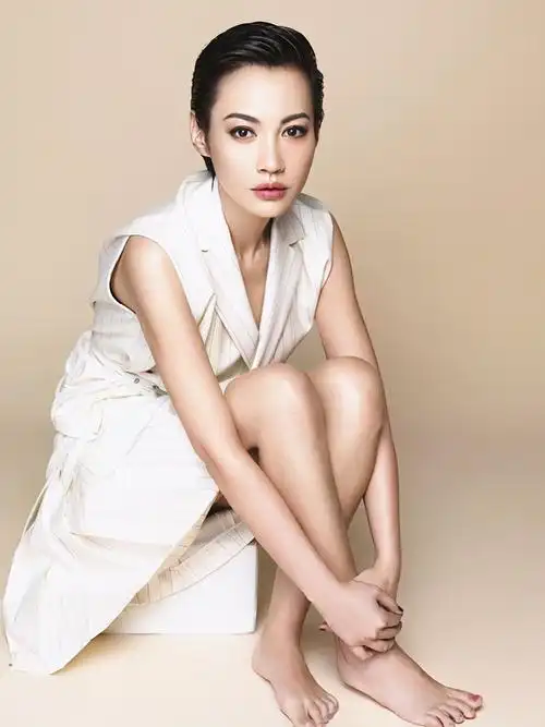 42岁的杨雪5年后复出金色一字肩显优雅锁骨侧脸像杨颖