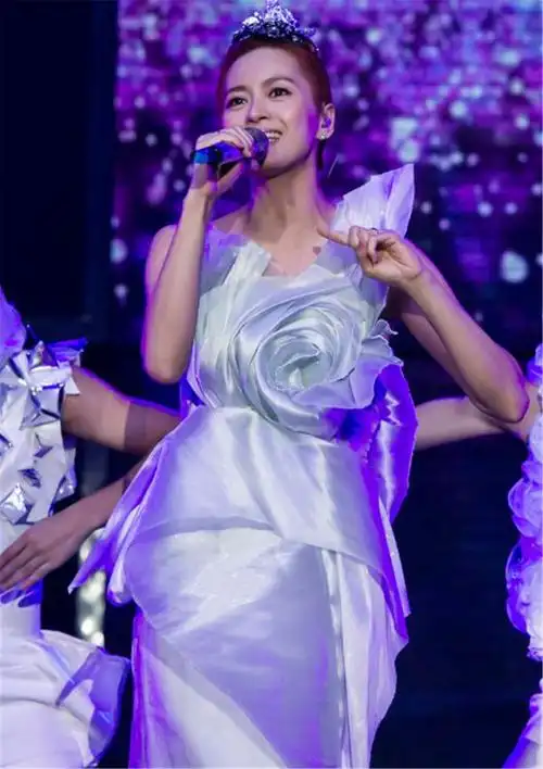 梁咏琪工作室辟谣演唱会违规被罚未唱够40首,称:以讹传讹