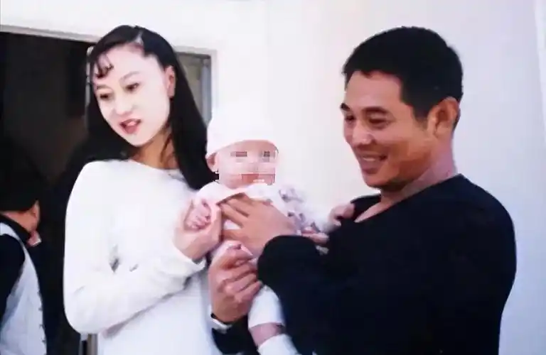 不知道李思有没有恨过父亲李连杰,小时候不疼不爱,长大了还一点帮助都