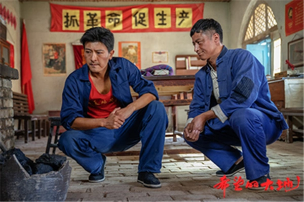 图说:《希望的大地》剧照 官方图倒叙开篇,重走奋斗路电视剧一开篇