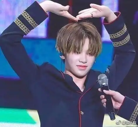 黄明昊花式比心无限发射biubiubiu～nana们快来接收一下#黄明昊#@jj