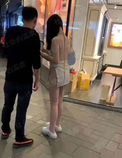 女子清凉装扮引人注目颈部缠着一根绳子这种审美不太容易接受