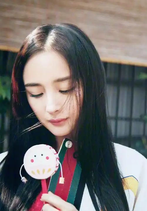 2 跟贴 x 用微信扫描二维码 分享至好友和朋友圈  杨幂去年在日本拍摄