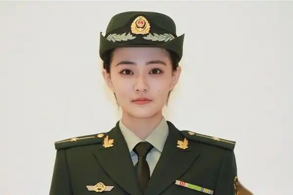 回应我是最后一个知道徐璐当了11年兵的吗还当到了中尉