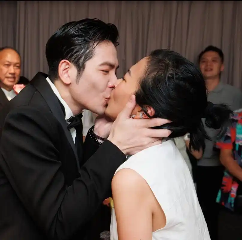 守得云开见月明,萧敬腾和女经纪人的接吻照片曝光,没想到还有周杰伦和