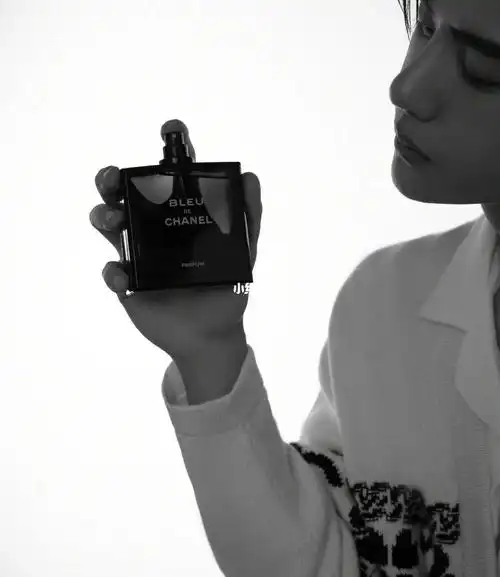 最后决定买了香精版,真的太喜欢了00#香奈儿  #蔚蓝 #王一博香奈儿