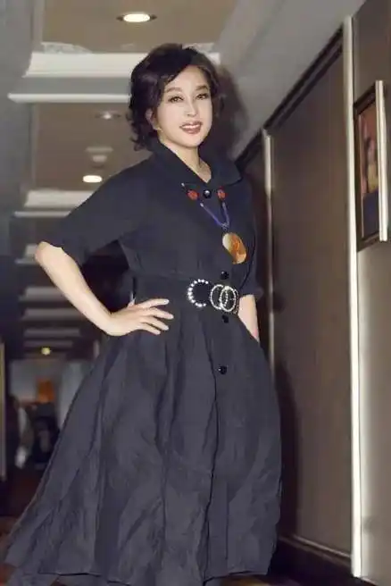 原创67岁刘晓庆真人长啥样看到路人抓拍的生图这张脸很真实