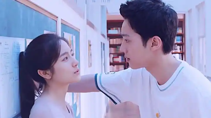 别想打扰我学习:赖冠霖太会撩了,一个动作让金李兰迪反壁咚,甜