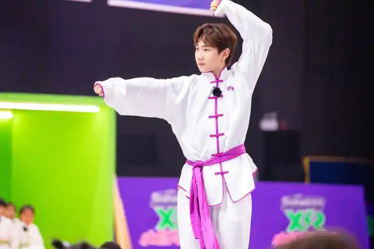 《小巨人运动会》陈立农汪苏泷初学武术 执剑挥拳尽显侠义范