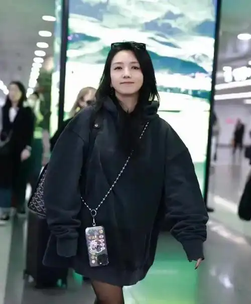 还有连续三季都在网上公开喊话节目组的超女何洁,这次终于如愿以偿地