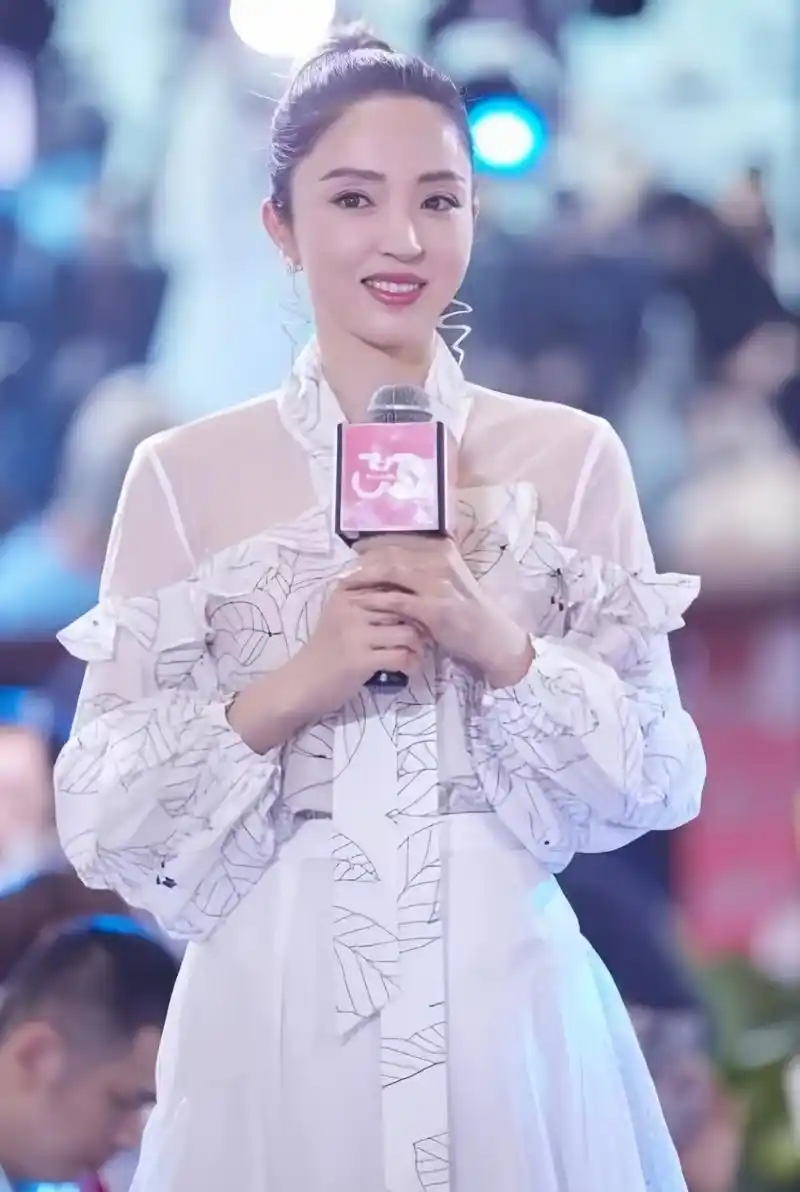 董璇穿着这套裙子简直是美的极致,她散发出的精致感是与生俱来的,展现