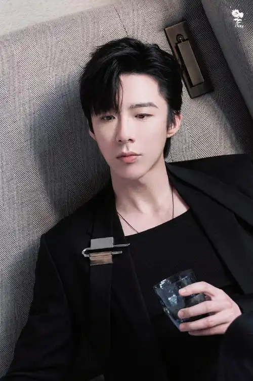 帅照里挑的一张公式照呢 以后多用啊#刘宇宁换公式照#|#刘宇宁魏劭