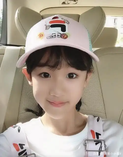陆毅10岁爱女贝儿晒自拍,皮肤白皙可爱十足