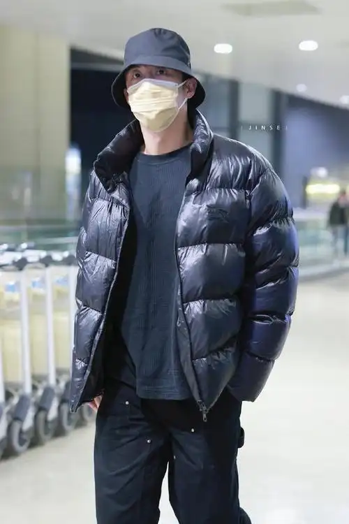 黄景瑜出生在辽宁丹东一个普通家庭,初中时就读于丹东市第十三中学