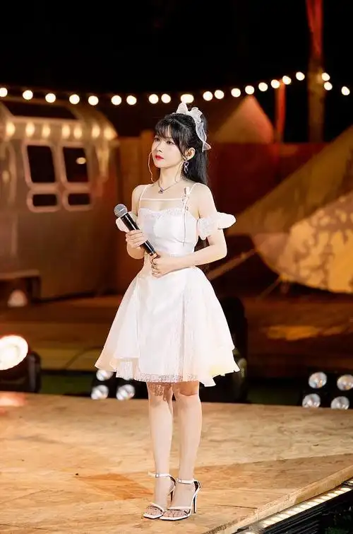 赖美云《闪亮的日子》夏日歌会花絮 留刘海穿短裙甜美元气