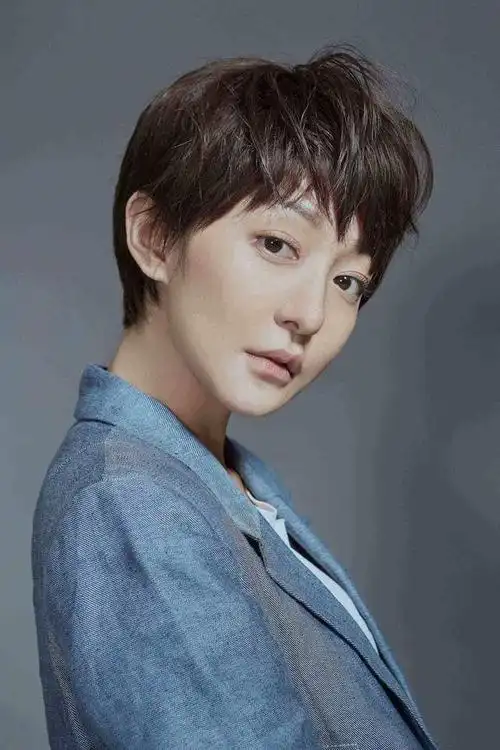 而假小子的标志性特征之一就是那一头利落的短发,这种发型不仅展现出