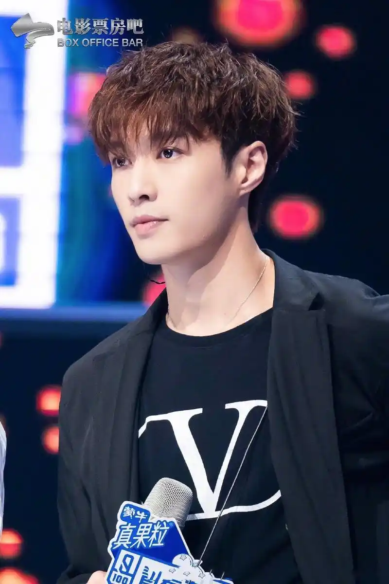 一头卷发的张艺兴简直太帅了.