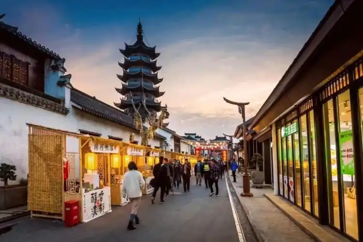 随着泗泾古镇正式开街,老街市集限时亮相,小吃摊一家挨着一家,热腾腾