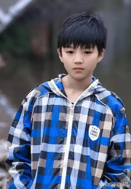 小时候的王俊凯脸肉肉的,顶着一个锅盖头,就像一个小奶包