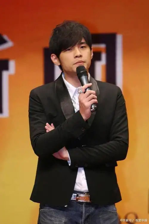 周杰伦(jay chou),1979年1月18日出生于台湾省新北市,祖籍福建省泉州