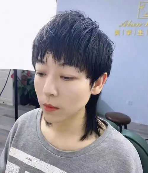 女生短发#狼尾鲻鱼头#酷酷的女孩97这个小姐姐想剪一款短发,觉得