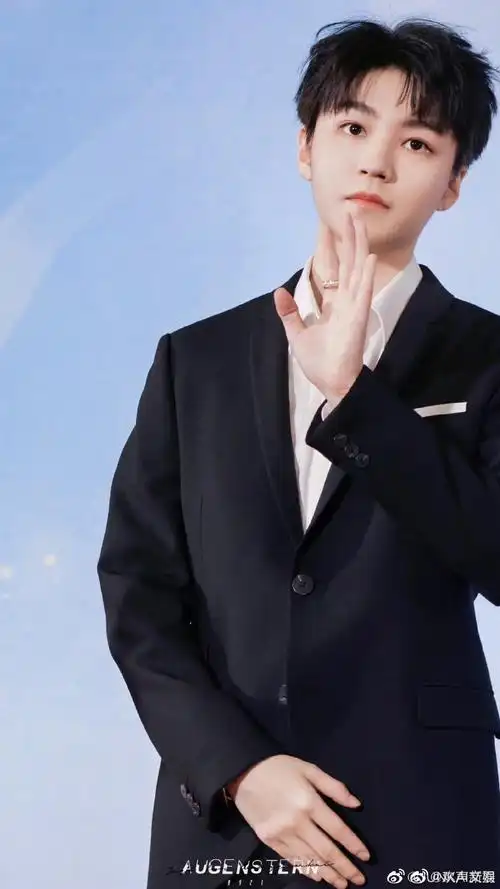 王俊凯大学生电影节红毯状态##王俊凯吐舌头好可爱