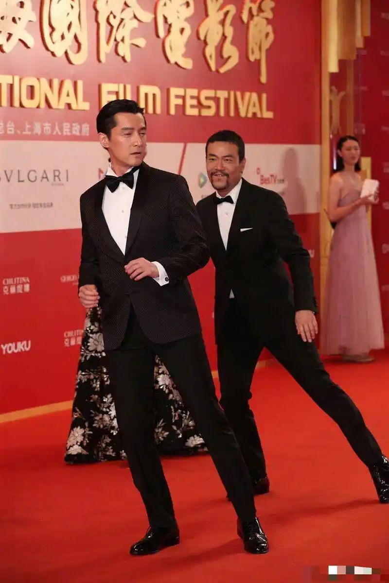 胡歌出场必有惊喜,登台献跳广场舞,还让雷佳音秒变迷弟脸