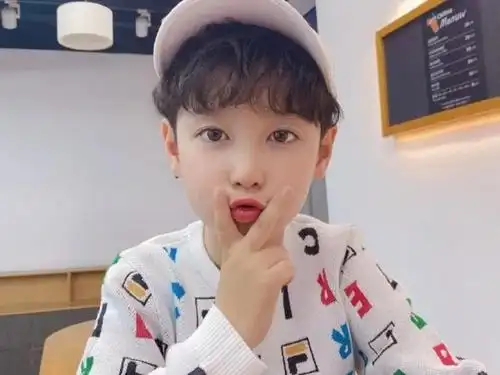 任嘉伦儿子悄悄长大五官清秀皮肤白皙看清正脸男神诞生