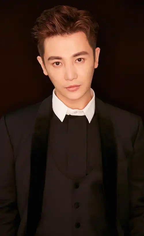 孙坚黑色西装帅气有型时尚写真图片