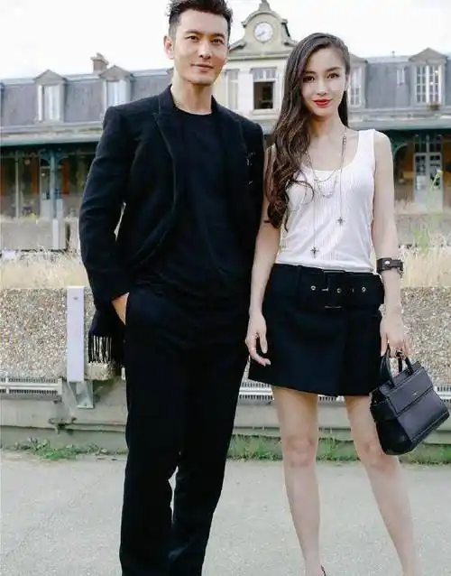 黄晓明一家三口同框,baby和小海绵互动,好温馨!_显得_儿子_衣服